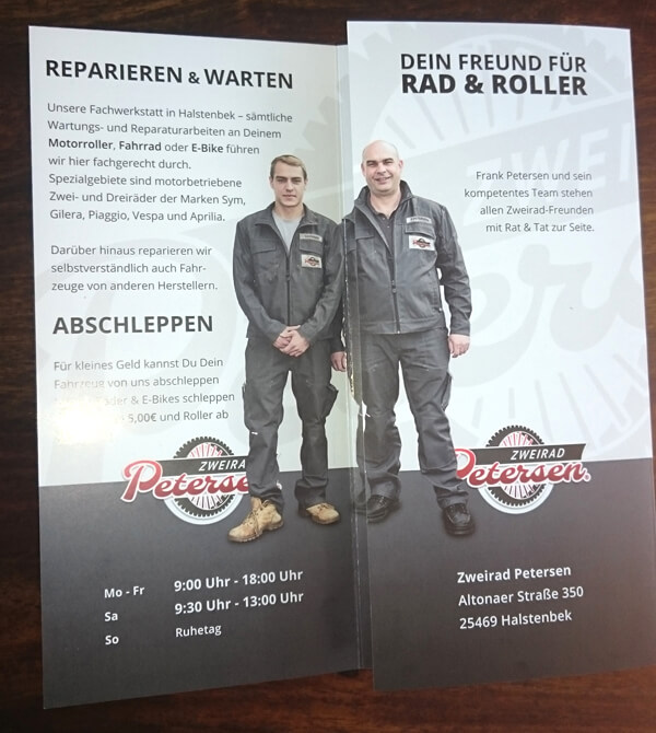 Foto des Faltflyers halb aufgeklappt mit freigestelltem Foto Foto des Faltflyers halb aufgeklappt mit freigestelltem Foto