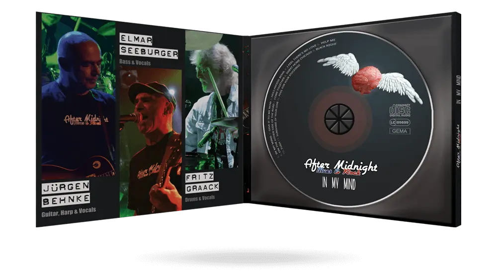 Geöffnetes Musikalbum der Band After Midnight mit Fotos des drei Musiker auf der linken Innenseite und CD auf der rechten Seite.