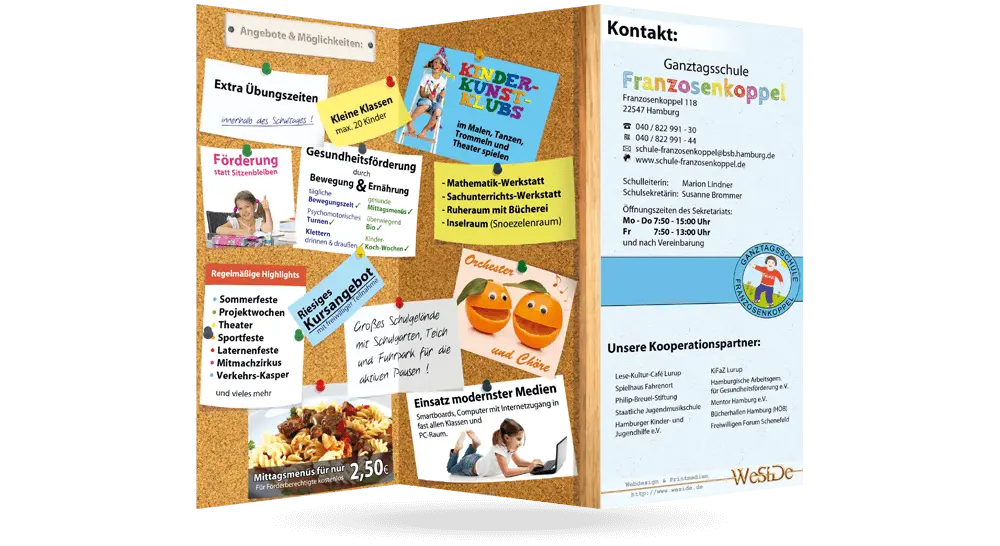 Innenseite des Schul-Faltblatts in Pinwand-Design mit Angeboten als angepinnte Zettel und den Kontaktdaten der Schule auf der Rückseite.