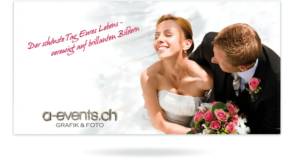 Flyer des Hochzeitsfotografen mit Brautpaar auf der rechten Seite und Slogan auf der linken Seite.
