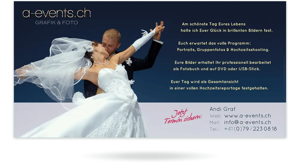 Flyer des Hochzeitsfotografen mit einem tanzenden Brautpaar auf blauen Hintergrund und Informationen auf der rechten Seite.