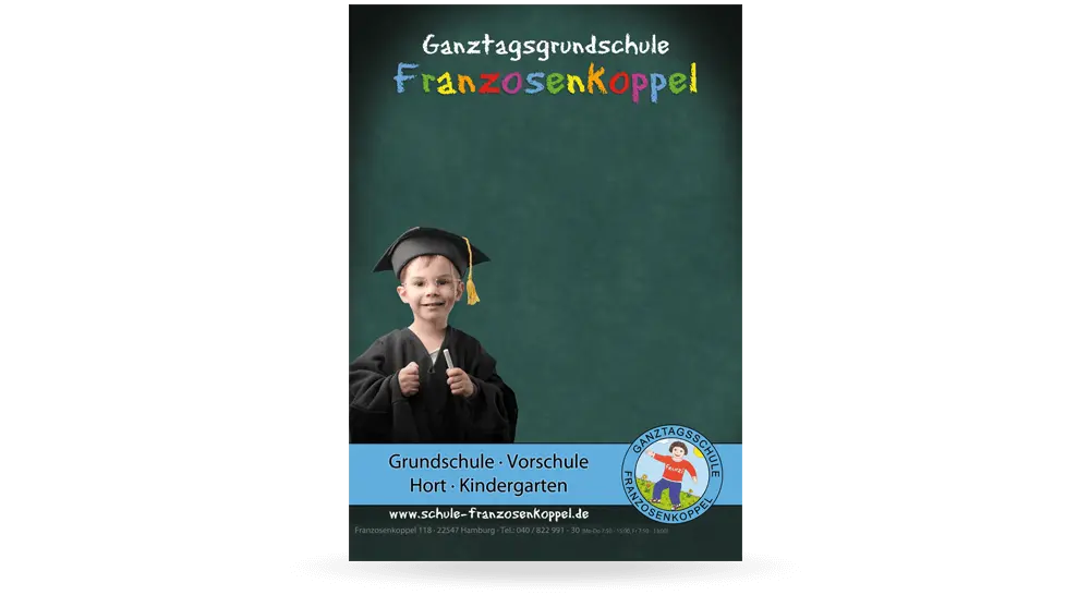 Plakat der Grundschule Franzosenkoppel. Hintergrund in Farben einer Schultafel, Grunschuldkind mit Akademiker-Robe und der Name der Schule in bunten Buchstaben.