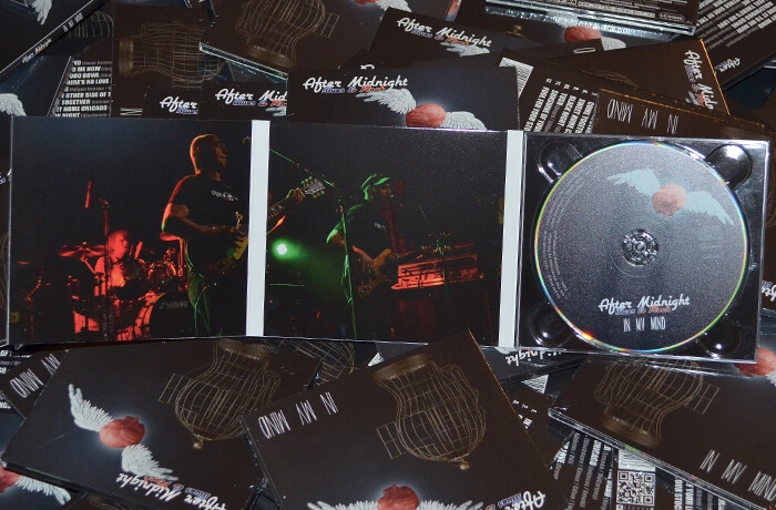 Aufgeklappte 3-teilige CD-Box des Musikalbums "IN MY MIND", darunter unzählige geschlossene CDs.