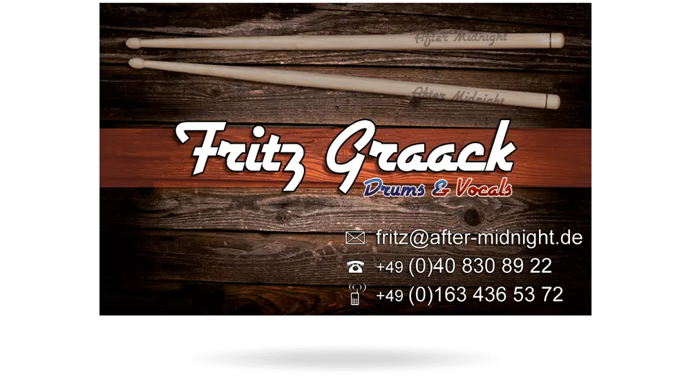 Visitenkarte mit rustikalem Holz-Hintergrund, Trommel-Sticks und Schlagzeuger-Name im Retro-Stil