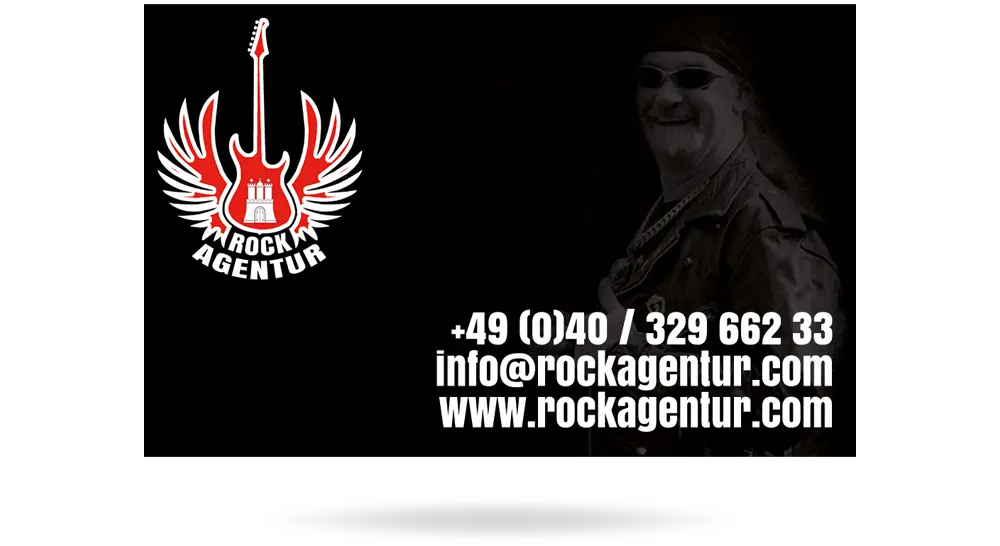 Schwarze Visitenkarte der Musikagentur mit Rot-Weißem Rockagentur-Logo auf der linken Seite, Kontaktdaten auf der rechten Seite und Rockmusiker im Hintergrund.