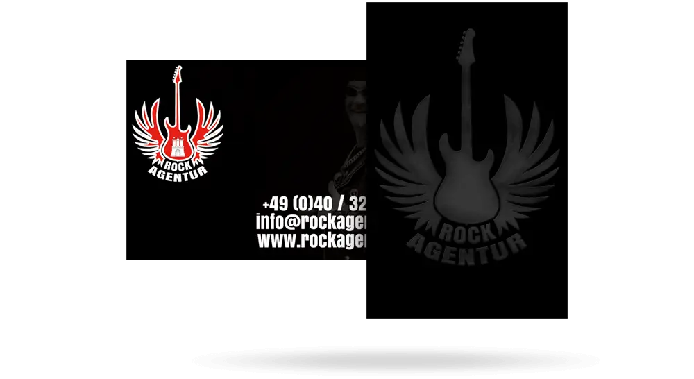 Im Vordergrund die Rückseite der schwarzen Musikagentur-Visitenkarte mit Rockagentur-Logo in Anthrazit - im Hintergrund die Vorderseite der Visitenkarte mit farbigen Logo und Kontaktdaten.
