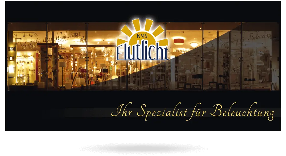 Deckblatt des Leuchtenfachhandel-Flyers mit Panorama-Foto des Leuchtengeschäfts bei Nacht.