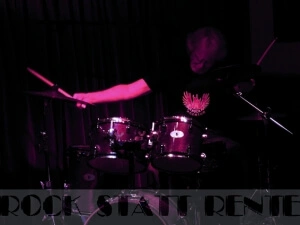 Acrylglas mit Bild - Motiv Rock-Schlagzeuger Fritz Graack am Schlagzeug mit Text "Rock statt Rente"