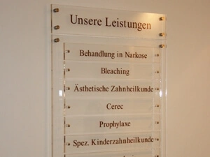 Transparente Acrylglas-Schilder auf Acrylglas-Platte mit schwarzer Beschriftung als Leitsystem