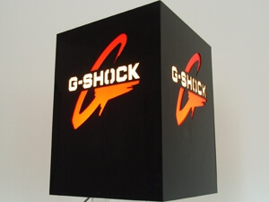 Schwarzer Werbe-Würfel mit beleuchteten Logo