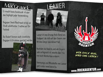 Aufgeklapptes Z-Faltblatt einer Musikagentur mit Logo auf der Frontseite und Musikern auf den beiden anderen Teilen.