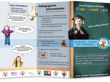 Falzflyer von Grundschule mit Schultafel auf dem Deckblatt und Kindern, die mit Sprechblasen die Schwerpunkte der Schule erklären.