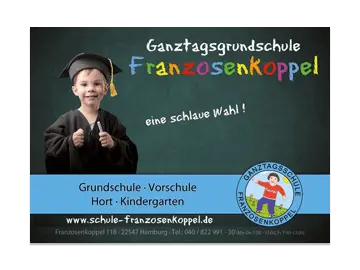 DIN A6-Flyer der Grundschule Franzosenkoppel. Hintergrund in Farben einer Schultafel, Grunschuldkind mit Akademiker-Robe und der Name der Schule in bunten Buchstaben.
