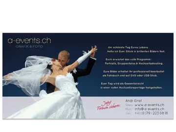 Flyer des Hochzeitsfotografen mit einem tanzenden Brautpaar auf blauen Hintergrund