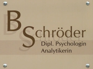 Schild in Beige mit dunkelbrauner Schrift B Schröder Dipl. Psychologin / Analytikerin