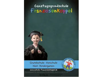 Plakat der Grundschule Franzosenkoppel. Hintergrund in Farben einer Schultafel, Grunschuldkind mit Akademiker-Robe und der Name der Schule in bunten Buchstaben.