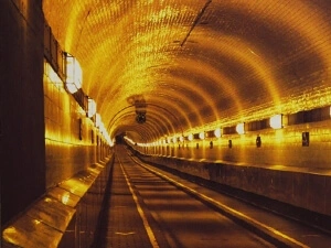 Schild aus Aluverbund, bedruckt mit der Innenansicht des alten Elbtunnels in Hamburg