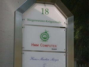 Eine Edelstahl-Steele mit 3 Acrylglas-Schildern für Hausnummer, Computerservice und Privat