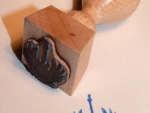 Stempel aus Holz mit Logo der Rockagentur als Stempelbild.