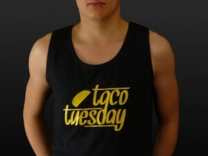Schwarzes Tank-Top mit gelben Taco Tuesday-Logo auf der Brust