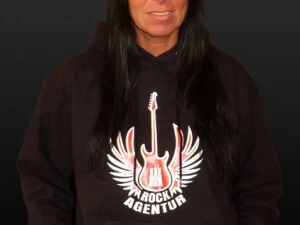 Schwarzer Hoodie mit großem Rockagentur-Logo auf der Brust.
