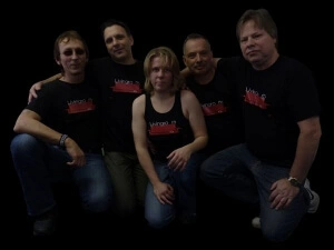 Fünf Musiker, die schwarze T-Shirts und Tank Tops mit ihrem Popband-Logo auf der Brust tragen.