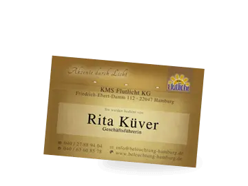 Visitenkarte von Leuchtenhandel mit beleuchteter, sandfarbener Wand als Hintergrund