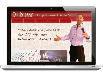 Laptop, auf dem das Webdesign des DJ in hellen Farbtönen mit roten Kopfbereich und Abbildung des DJs zu sehen ist.