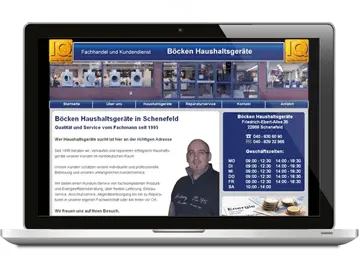 Laptop mit der Website eines Elektrohandels auf dem Bildschirm