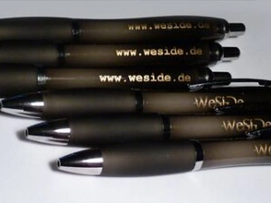 Grau-Braune Kugelschreiber goldfarbend beschriftet mit Logo und Internetadresse.