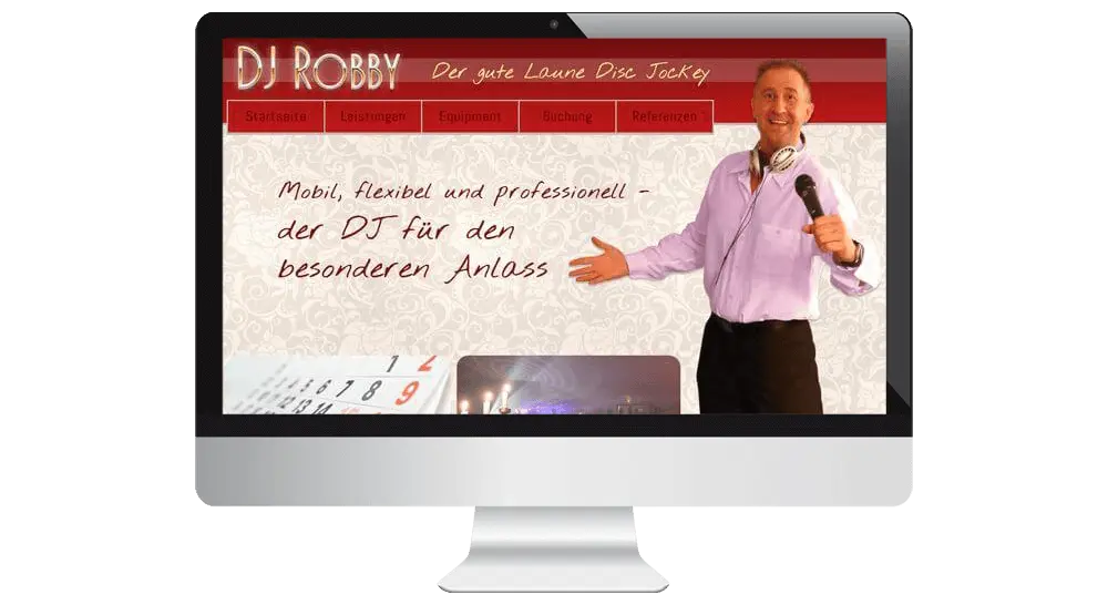 Bildschirm mit der Website des DJs, auf dem das Webdesign in hellen Farbtönen mit roten Kopfbereich und Abbildung des DJs zu sehen ist.
