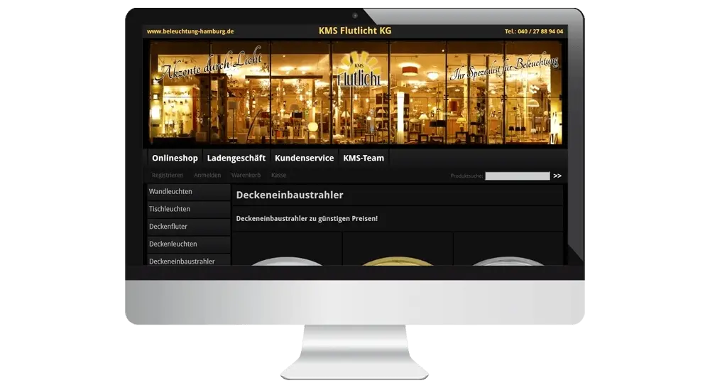 Bildschirm mit Starseite des Onlineshops für Beleuchtung. Dunkle Website mit Schaufensterfront des Ladens im oberen Bereich und Halogenstahlern darunter.