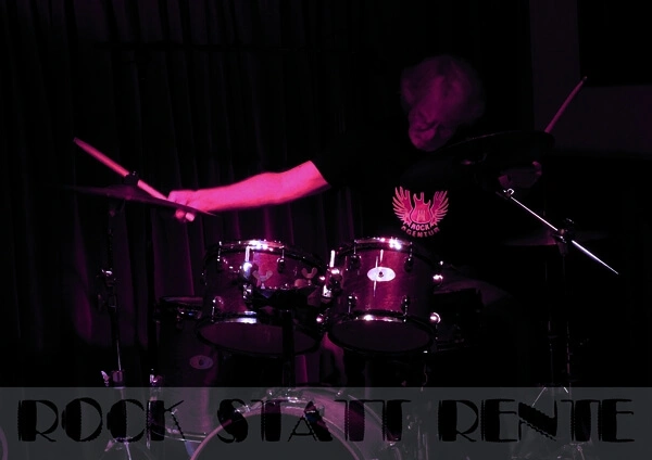 Acrylglas mit Bild-Druck - Motiv Rock-Schlagzeuger Fritz Graack am Schlagzeug mit Text 