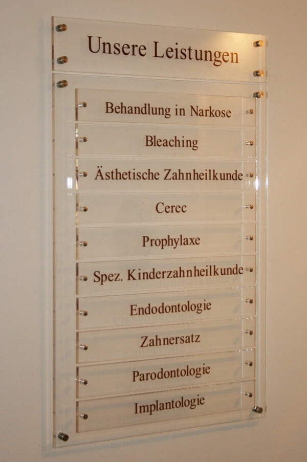 Acrylglas-Leitsystem für Arztpraxis mit schwarz beschrifteten Acrylglas-Schildern