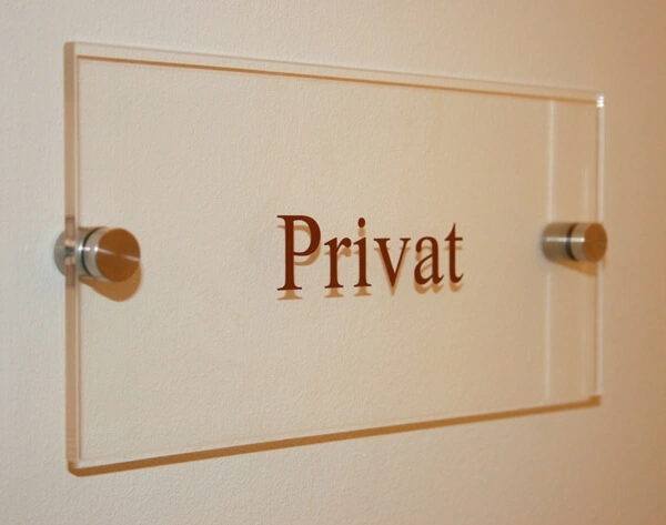 Schwarz beschriftetes Acrylglas-Schild für Arztpraxis mit der Aufschrift "Privat"