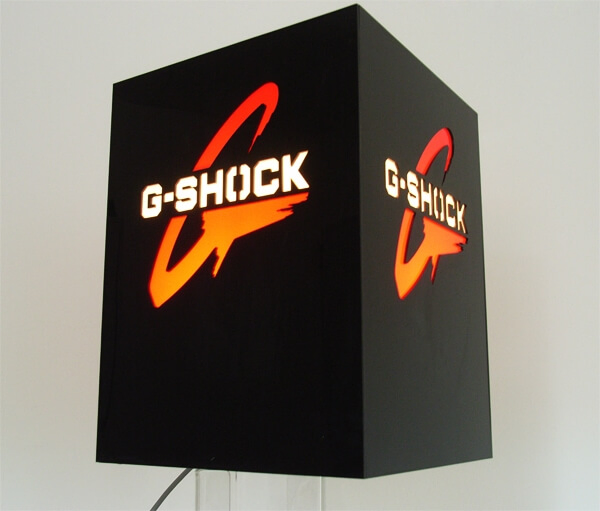 Schwarzer Werbeaufsteller mit beleuchtetem Logo in 2 Farben