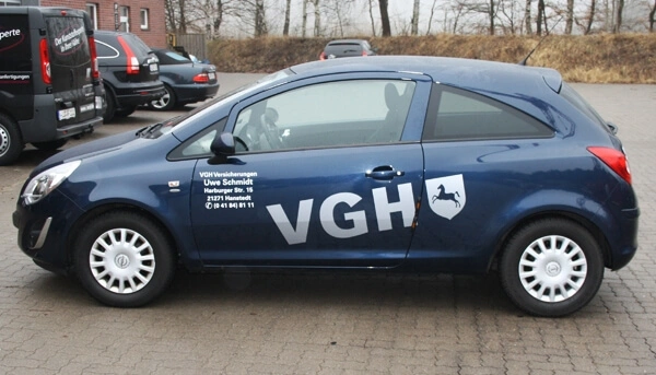 Blauer PKW, Seitenansicht - Türen beschriftet mit VGH-Schriftzug und Emblem in Silber.