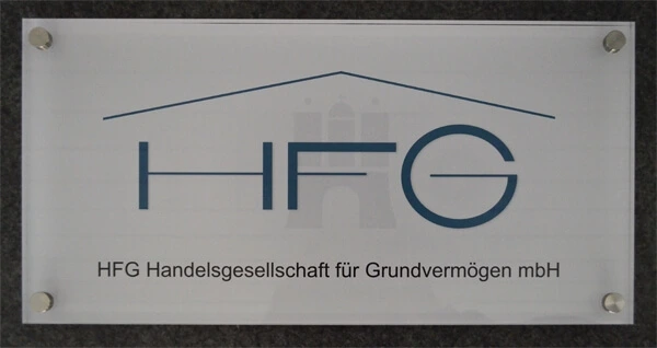 Weißes Acryl-Schild mit Edelstahlbefestigungen, als Motiv blauer Schriftzug "HFG - Handelsgesellschaft für Grundvermögen mbH" und in hellem Grau das Hamburger Wappen im Hintergrund. 
