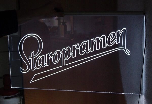Leuchtschild aus transparenten Acrylglas mit Schriftzug 