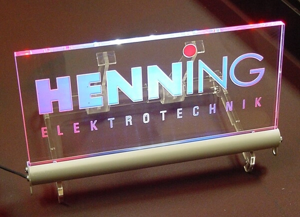 LED-Leuchtschild mit Gravur und farbig unterlegten Logo von Elektrotechnik-Firma