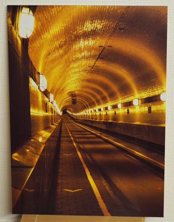 Schild aus Aluverbund, bedruckt mit der Innenansicht des alten Elbtunnels in Hamburg