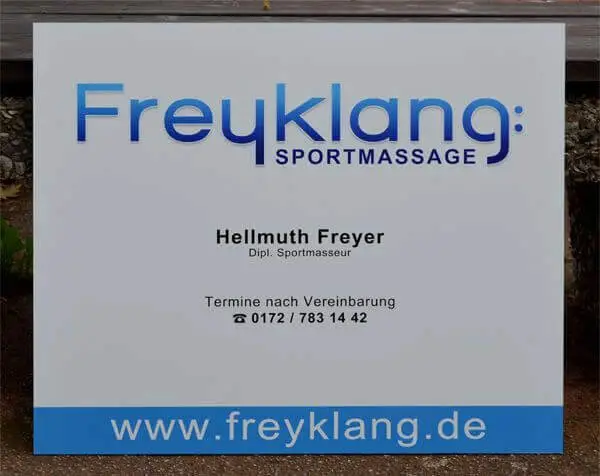Montiertes Firmenschild mit der Aufschrift "Freyklang Sportmassage" und den Kontaktdaten.