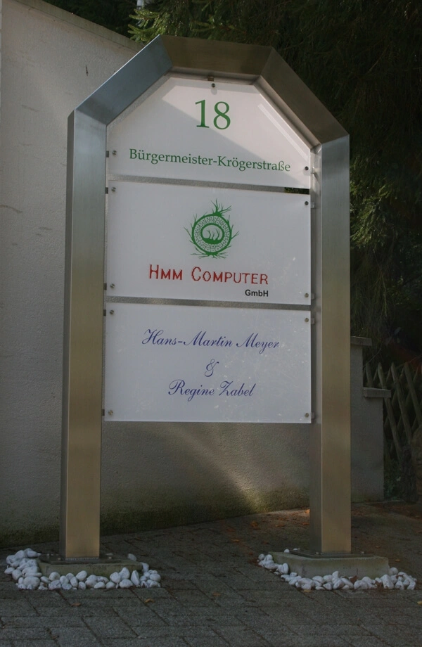 Ein Standschild mit Rahmen aus Edelstahl und 3 bedruckten Acrylglas-Flächen