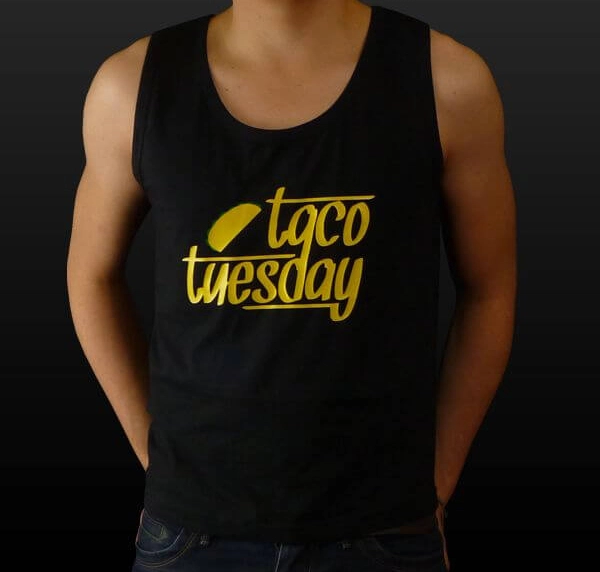 Schwarzes Tank-Top mit gelben Taco Tuesday-Logo auf der Brust