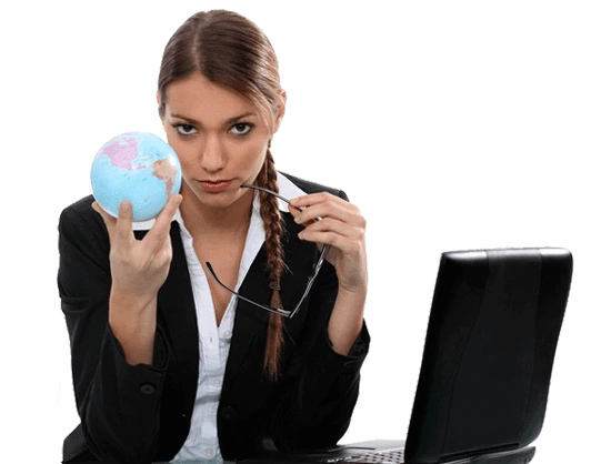 Professionelle Übersetzungen Geschäftsfrau mit Laptop und kleinem Globus in der Hand als Symbolik für Übersetzungen in alle Sprachen