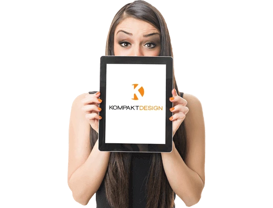Webdesign mobiloptimiert Frau mit Tablet-PC in den Händen auf dem das Kompaktdesign-Logo abgebildet ist