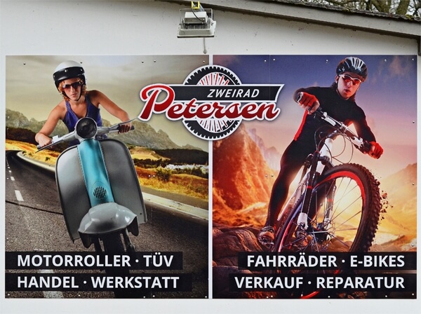 Das fertige Werbeschild, Direktdruck auf Hohlkammerplatten Das fertige Werbeschild, Direktdruck auf Hohlkammerplatten